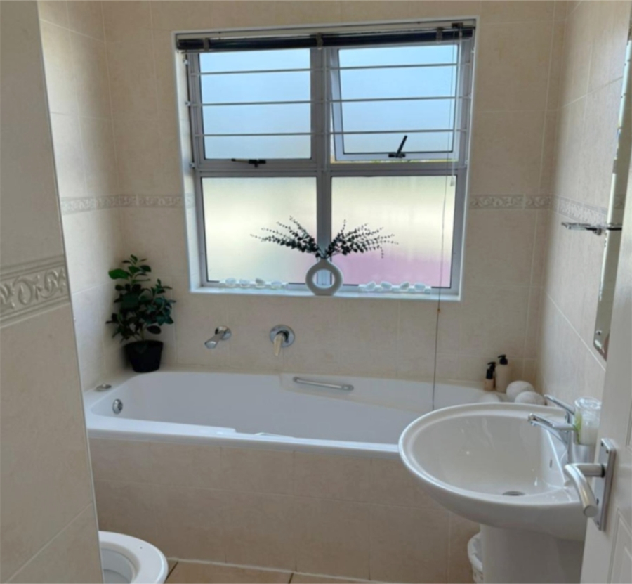 To Let 3 Bedroom Property for Rent in Pinehurst Western Cape